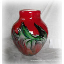 Vase en verre rouge avec un nuage de charme